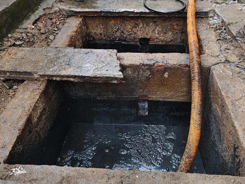 天山路清理化粪池